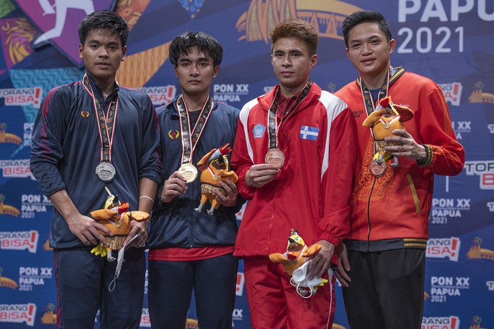 Foto Bersama para peraih Medali di Nomor Perorangan Putra Cabang Olahraga Bulutangkis PON XX PAPUA di GOR Waringin Kota Jayapura, Rabu (13/10/2021), (FOTO : PB.PON XX PAPUA/Ronaldy Irfak)