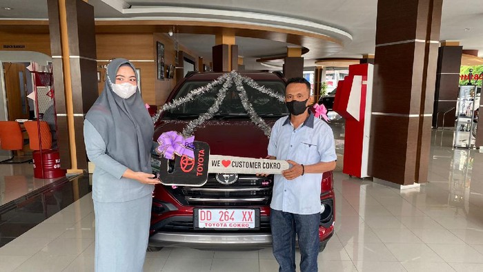 Pria di Makassar Asriadin Syamsuddin yang membeli mobil Rp 271 juta pakai uang koin akhirnya menerima mobil barunya dari dealer. (dok. Istimewa)