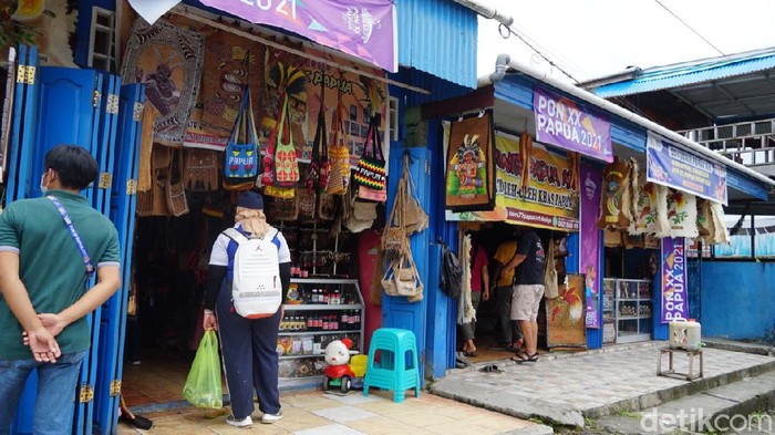 Pusat oleh-oleh di Mimika di Jl A. Yani laris manis saat PON Papua.