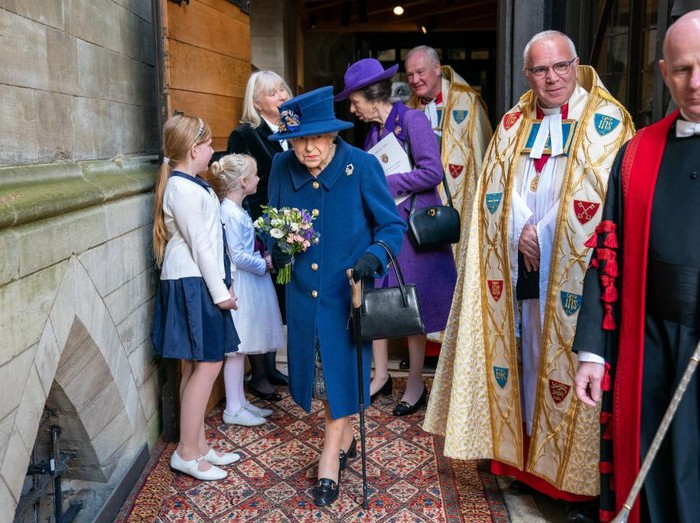 Ratu Elizabeth II Pakai Tongkat Jalan LONDON, ENGLAND - OCTOBER 12: Queen Elizabeth II and Princess Anne, Princess Royal attend a service of Thanksgiving to mark the centenary of The Royal British Legion at Westminster Abbey on October 12, 2021 in London, England. (Photo by Arthur Edwards - WPA Pool/Getty Images)