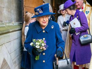 Tampil Beda, Ratu Elizabeth II Disorot karena Pakai Tongkat Jalan