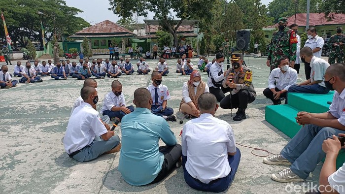 Ratusan pelajar di Karawang mendapat pembinaan dari TNI dan Polri.