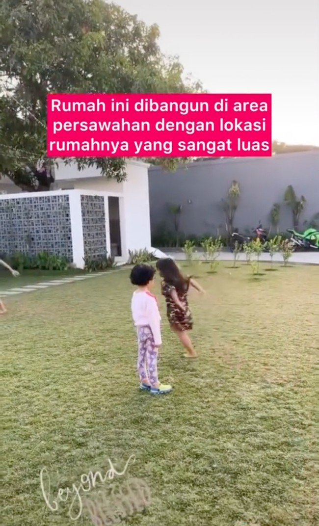 Pada 14 Agustus 2021, Rossa sendiri sempat mengunggah foto di Instagram bersama kedua orangtuanya. Ketiganya tampak berpose di depan rumah baru yang dihadiahkan oleh Rossa untuk kedua orangtuanya. Foto: TikTok/@pecintarossa96