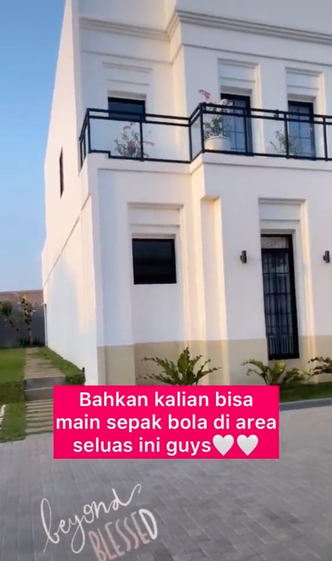 Dalam foto-foto yang diunggah oleh pemilik akun TikTok @pecintarossa96 terlihat bahwa rumah mewah tersebut memang memiliki halaman yang cukup luas. Saking luasnya sampai cukup untuk dijadikan tempat bermain sepak bola. Foto: TikTok/@pecintarossa96