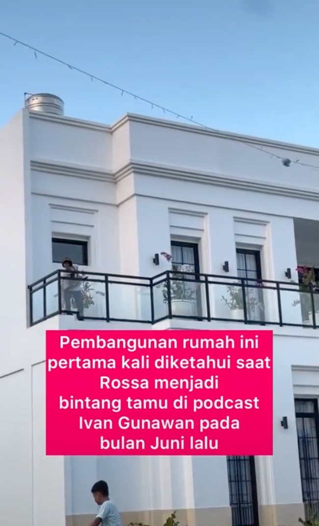 Dalam foto-foto yang diunggahnya itu terlihat bahwa rumah mewah hadiah dari Rossa untuk orangtuanya itu didominasi oleh warna putih. Foto-foto rumah baru Rossa itu pun diunggah kembali oleh pemilik akun TikTok @pecintarossa96. Foto: TikTok/@pecintarossa96