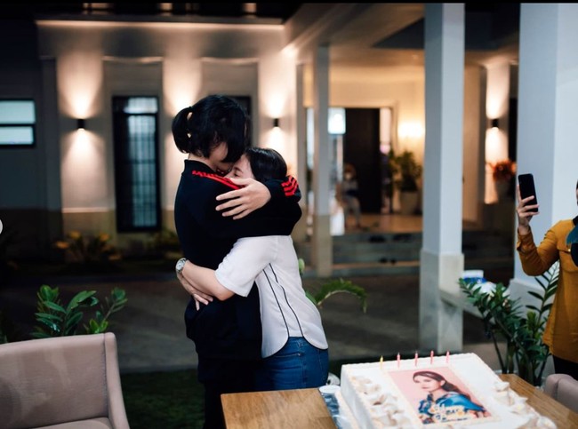 Saat ulang tahunnya pun Rossa terlihat membuat perayaan bersama keluarga besarnya di rumah barunya tersebut. Seperti yang dapat terlihat dalam foto, rumah barunya itu terlihat megah dan besar. Foto: Instagram/@itsrossa910