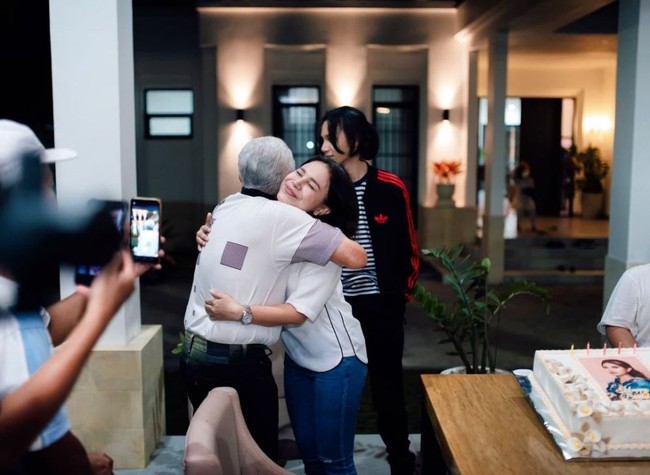 Melihat hadiah rumah mewah yang diberikan Rossa untuk kedua orangtuanya, tak sedikit netizen yang salut dan mendoakannya. Bagaimana menurutmu penampakan rumah baru Rossa ini? Foto: Instagram/@itsrossa910