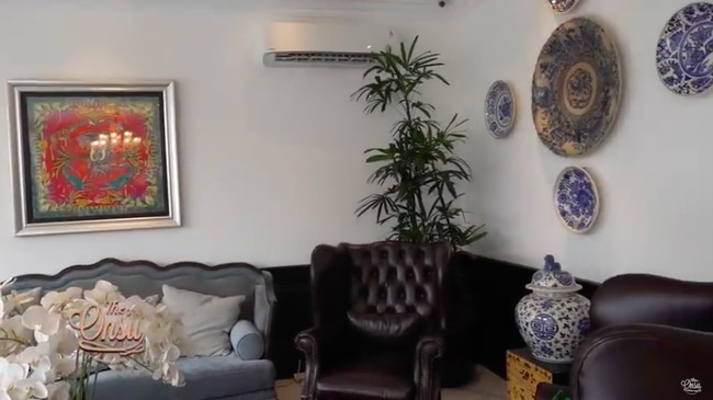 Ruang tamu diisi dengan sofa bergaya klasik dengan hiasan keramik yang memberi sentuhan eksotis pada rumah. (Foto: YouTube/The Onsu Family)