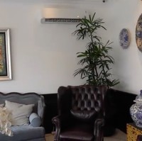 Ruang tamu diisi dengan sofa bergaya klasik dengan hiasan keramik yang memberi sentuhan eksotis pada rumah. (Foto: YouTube/The Onsu Family)