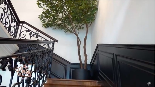 Panel kayu berwarna hitam yang menghiasi dinding mempertegas arsitektur rumah tersebut. (Foto: YouTube/The Onsu Family)