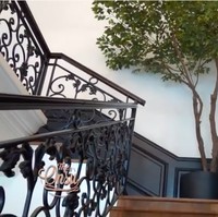 Panel kayu berwarna hitam yang menghiasi dinding mempertegas arsitektur rumah tersebut. (Foto: YouTube/The Onsu Family)