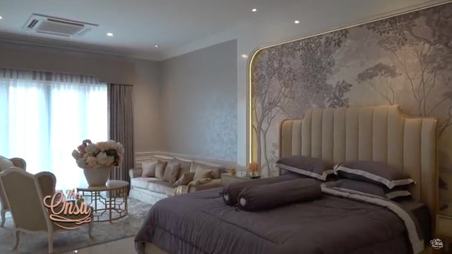 Warna pastel mendominasi kamar desainer Ivan Gunawan. Sentuhan emas pada interior membuat kamarnya terasa mewah. (Foto: YouTube/The Onsu Family)