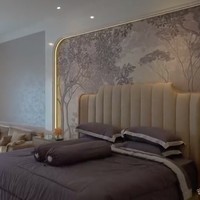 Warna pastel mendominasi kamar desainer Ivan Gunawan. Sentuhan emas pada interior membuat kamarnya terasa mewah. (Foto: YouTube/The Onsu Family)