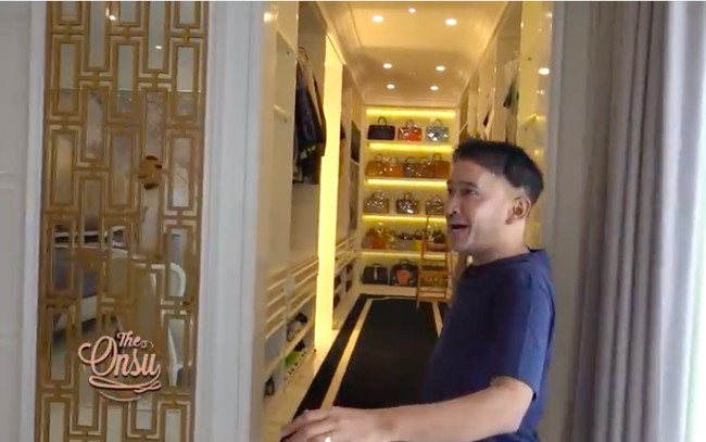 Tentu saja, sebagai desainer dan pecinta fashion, Ivan Gunawan memiliki sebuah walk-in closet yang didedikasikan untuk koleksi tas, sepatu dan aksesori lainnya. (Foto: YouTube/The Onsu Family)