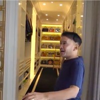 Tentu saja, sebagai desainer dan pecinta fashion, Ivan Gunawan memiliki sebuah walk-in closet yang didedikasikan untuk koleksi tas, sepatu dan aksesori lainnya. (Foto: YouTube/The Onsu Family)