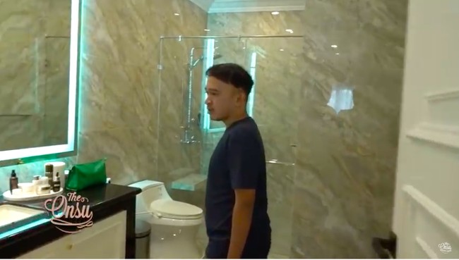 Bak hotel bintang lima, kamar mandi dilapisi marmer dan diberi partisi kaca.  (Foto: YouTube/The Onsu Family)