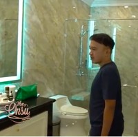 Bak hotel bintang lima, kamar mandi dilapisi marmer dan diberi partisi kaca.  (Foto: YouTube/The Onsu Family)