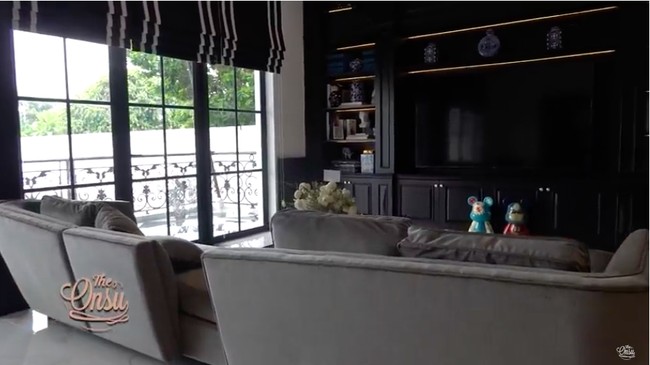 Ivan Gunawan tak mau setengah-setengah untuk ruang nonton. Tak tanggung-tanggung, ia memakai TV superbesar. (Foto: YouTube/The Onsu Family)