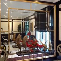 Impian Ivan Gunawan untuk memiliki rumah yang sesuai impiannya akhirnya terwujud. Ia memilih tema arsitektur modern-klasik dalam nuansa hitam-putih yang stylish. (Foto: YouTube/The Onsu Family)