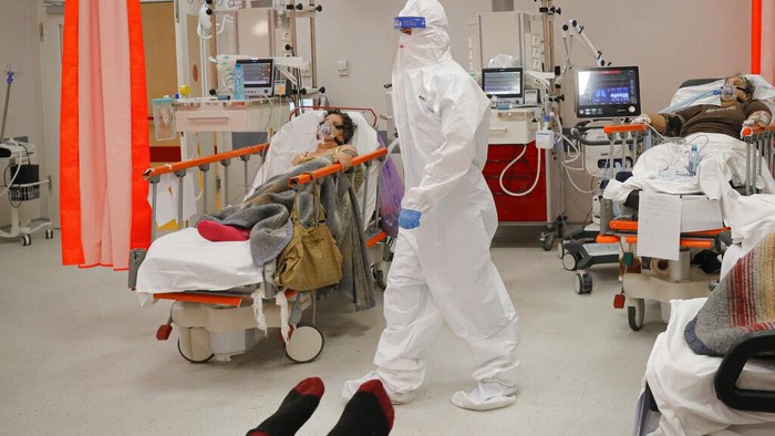 Patients lie on beds in the emergency room, turned into a CODIV-19 unit due to the high number of cases, at the Bagdasar-Arseni hospital in Bucharest, Romania, Tuesday, Oct. 12, 2021. (AP Photo/Andreea Alexandru)