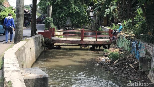 Saluran Tanah Baru di pinggir Jl Tanah Baru, Depok, Jawa Barat, 13 Oktober 2021, pagi. (Firda Cynthia/detikcom)