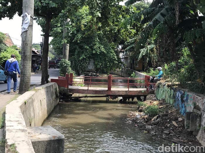Saluran Tanah Baru di pinggir Jl Tanah Baru, Depok, Jawa Barat, 13 Oktober 2021, pagi. (Firda Cynthia/detikcom)