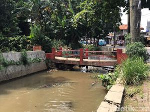 Sampah di Saluran Tanah Baru Depok Sudah Menghilang Pagi Ini
