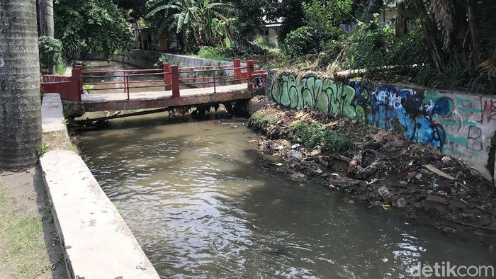 Saluran Tanah Baru di pinggir Jl Tanah Baru, Depok, Jawa Barat, 13 Oktober 2021, pagi. (Firda Cynthia/detikcom)