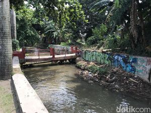 Jembatan Tanah Baru yang Rusak Halangi Sampah Dibangun Warga Sejak 90-an