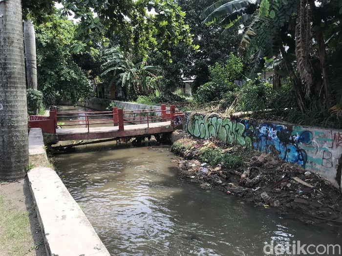 Saluran Tanah Baru di pinggir Jl Tanah Baru, Depok, Jawa Barat, 13 Oktober 2021, pagi. (Firda Cynthia/detikcom)