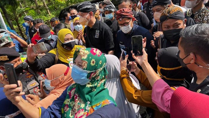 Sandiaga Kunjungi Desa Wisata Cikakak Menteri Pariwisata dan Ekonomi Kreatif Sandiaga Uno melakukan kunjungan ke desa wisata Cikakak Banyumas. Tak disangka, kedatangannya disambut meriah oleh warga.