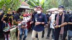 Momen Sandiaga Disambut Meriah Warga Desa Wisata Cikakak