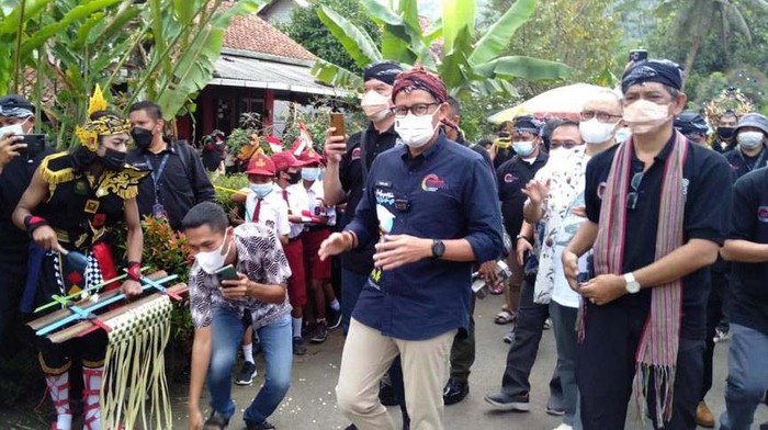 Menteri Pariwisata dan Ekonomi Kreatif Sandiaga Uno melakukan kunjungan ke desa wisata Cikakak Banyumas. Tak disangka, kedatangannya disambut meriah oleh warga.