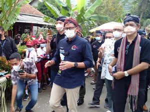 Beri  Alat Batik, Sandiaga Harap Ekonomi Berkelanjutan di Desa Wisata Banyumas
