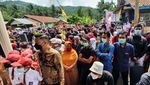 Momen Sandiaga Disambut Meriah Warga Desa Wisata Cikakak