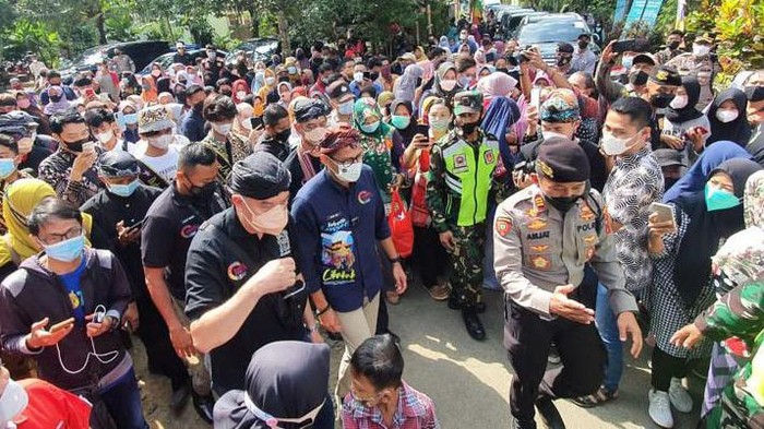 Sandiaga Kunjungi Desa Wisata Cikakak Menteri Pariwisata dan Ekonomi Kreatif Sandiaga Uno melakukan kunjungan ke desa wisata Cikakak Banyumas. Tak disangka, kedatangannya disambut meriah oleh warga.