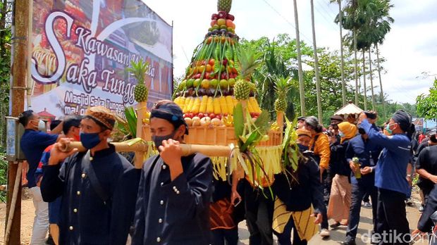 Sandiaga di Desa Wisata Cikakak Banyumas.