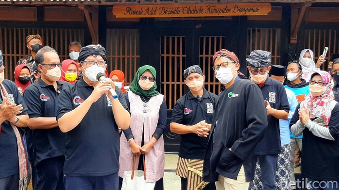Sandiaga di Desa Wisata Cikakak Banyumas.
