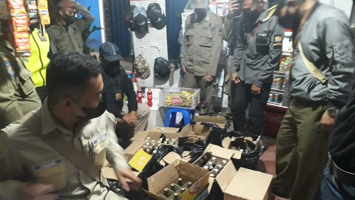 Satpol PP Sumedang gelar razia miras.