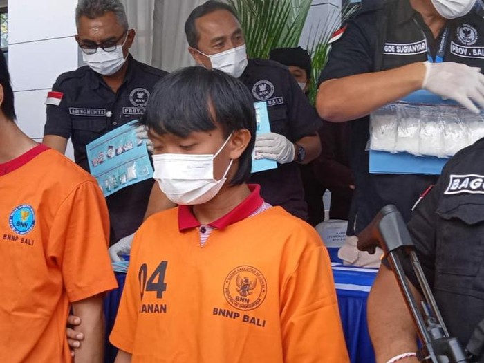 Seorang mahasiswa ditangkap BNNP Bali karena membawa narkoba jenis sabu seberat 1 kilogram. (Dok. BNNP Bali)