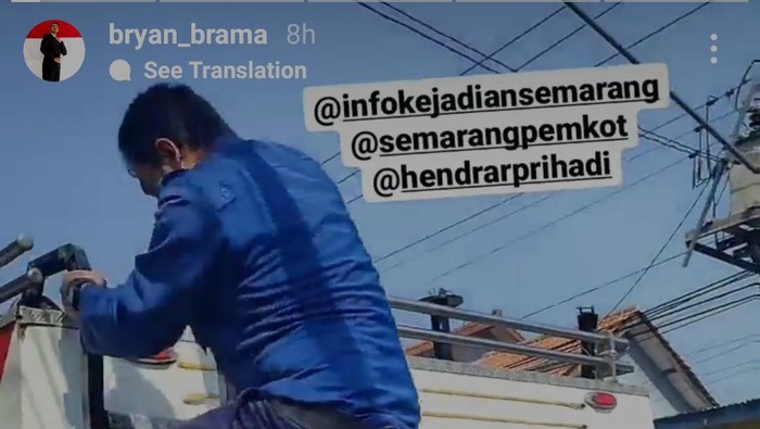 Seorang warga Kota Semarang protes di medsos karena wajah dan badannya basah tersemprot cairan disinfektan yang disemburkan oleh truk damkar, Rabu (13/10/2021).