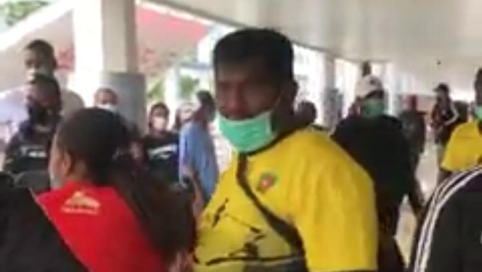 Tangkapan layar video viral atlet dayung Maluku di PON XX Papua terlantar di Bandara Pattimura, Ambon. (dok. Istimewa)
