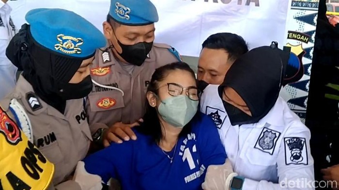 Tersangka penggelapan belasan mobil rental di Pekalongan, Nisa (30) semaput saat sesi tanya jawab jumpa pers di Mapolres Pekalongan Kota, Rabu (13/10/2021)