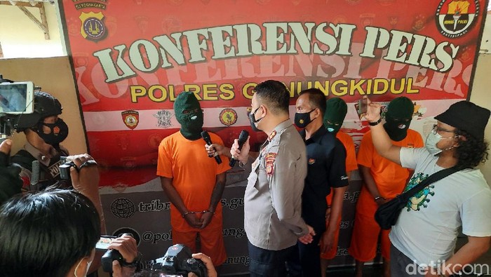 Tersangka Roji Suyanta, Lurah nonaktif Girisubo, tersangka korupsi jalur lintas selatan Gunungkidul senilai Rp 5,2 miliar.