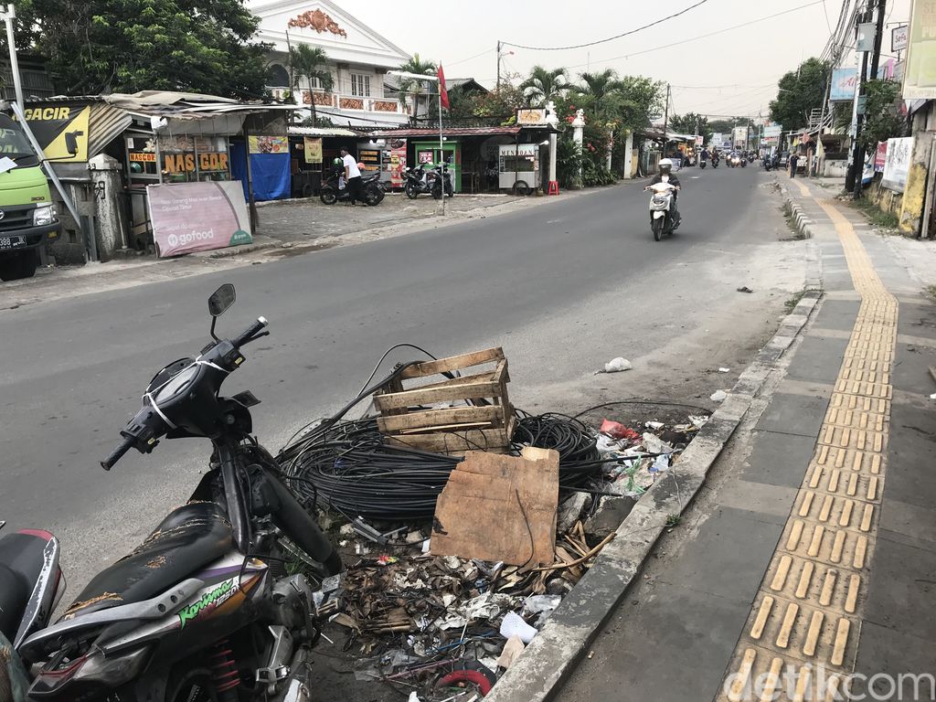 Tiang-tiang makan badan jalan di Jl WR Supratman, Ciputat Timur, Tangsel, 13 Oktober 2021. (Firda Cynthia/detikcom)