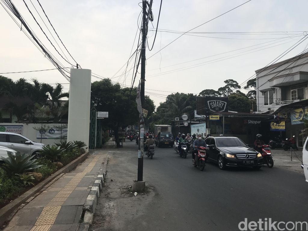 Tiang-tiang makan badan jalan di Jl WR Supratman, Ciputat Timur, Tangsel, 13 Oktober 2021. (Firda Cynthia/detikcom)