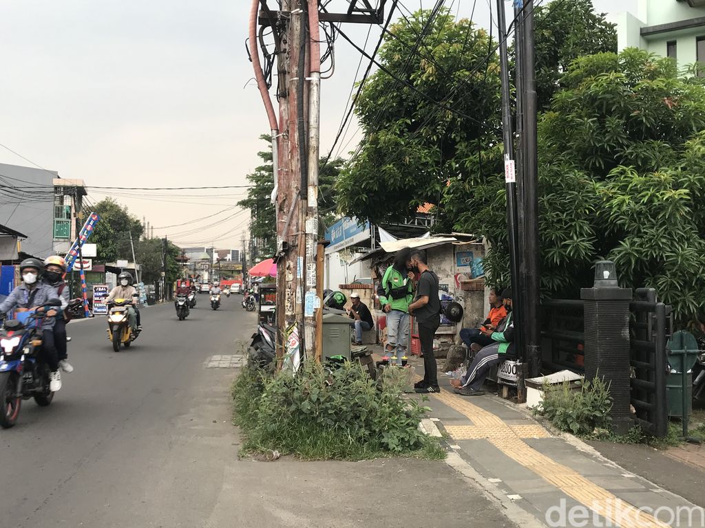 Tiang-tiang makan badan jalan di Jl WR Supratman, Ciputat Timur, Tangsel, 13 Oktober 2021. (Firda Cynthia/detikcom)