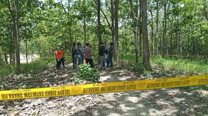 TKP penemuan mayat wanita terikat terbungkus plastik di tengah hutan Grobogan