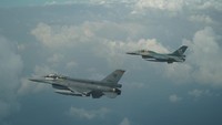 Kedua Kepala Staf Angkatan Udara bergantian menjadi flight leader saat “Arrowhead Formation”. (dok Dispenau)