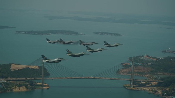 Momen KSAU-CAF RSAF Meet In The Air di Pesawat Tempur Batam-Marina Bay